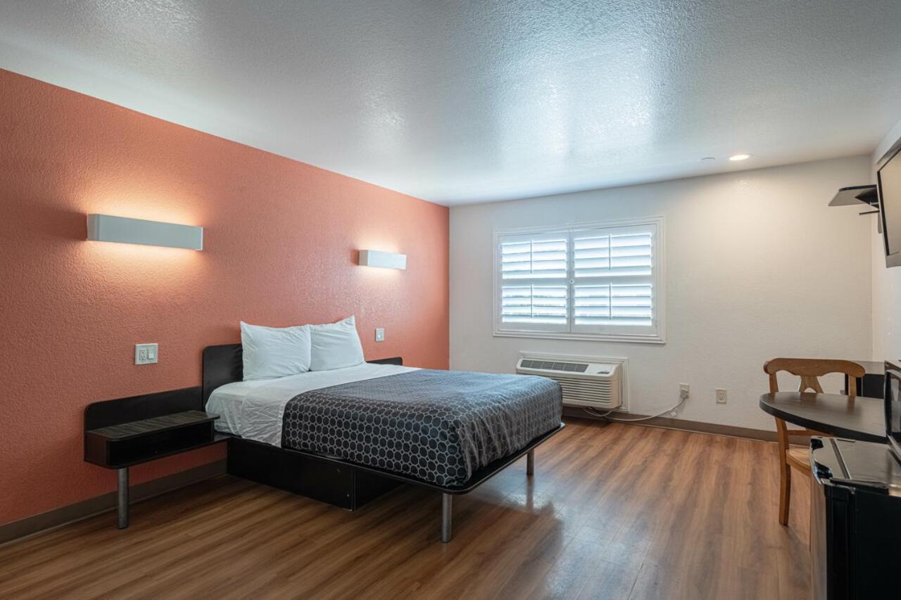 Coastal Valley Inn Castroville Exterior foto